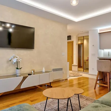 Lyonessa Gardens 9 *