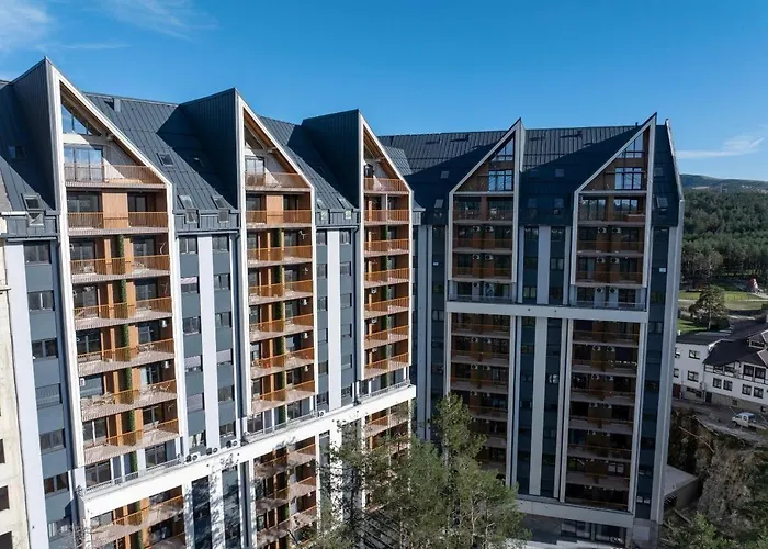 Lyonessa Gardens 9 *