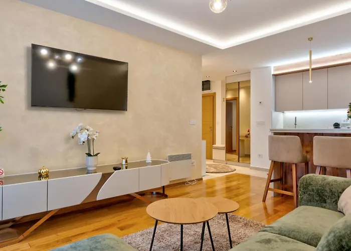 Lyonessa Gardens 9 *